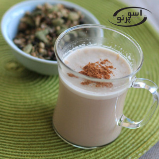 بسته بندی پودر چای لاته کارامل شرکت آسو پرتو البرز به همراه ماگ نوشیدنی با فوم شیر غلیظ